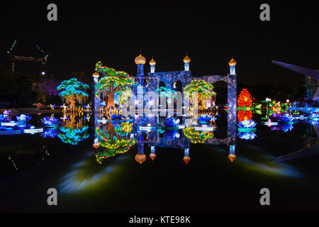 Eine Nacht Blick auf Dubai, VAE Garten Leuchten, die auf verschiedenen LED-Licht Dekoration Thema basiert, ein Ort für Touristen. Stockfoto