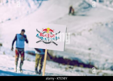Lettland, Stadt Cēsis. Winter Red Bull Motorrad Rennen. Snow, Red Bull Befehl und Treiber. 2015 Dezember. Stockfoto