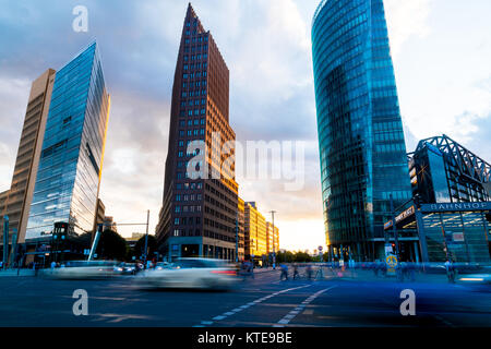 BERLIN, DEUTSCHLAND - 28 AUGUST 2017; Straßenszenen bewegen Fußgänger und Autos verwischt unter drei neue urbane Entwicklung ultra-modernen Architektur hohe Stockfoto