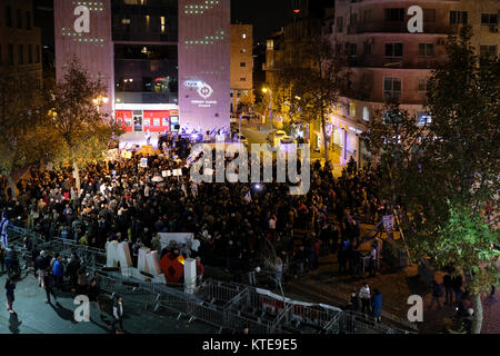 Ein paar hundert von Rechtsextremisten und religiöse Volkskunst in Jerusalem Zion Platz für eine Kundgebung zur Unterstützung der Rechtsstaatlichkeit und die Bekämpfung der Korruption in Israel versammelt. Die Rallye war ein Gegenschlag auf die nun wöchentlich Korruptionsbekämpfung Samstag Kundgebungen in Tel Aviv, die weitgehend beherrscht werden durch linke und offene Ausschreibungen für den Ausbau (und Haft) von Premierminister Benjamin Netanjahu. Stockfoto