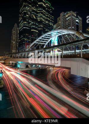 BANGKOK, THAILAND - 22. Dezember 2017: Leichte Wanderwege der Bangkok street light unter dem Chong Nonsi Skywalk. Stockfoto