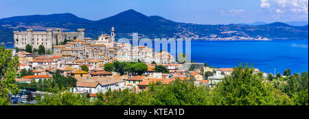 Beeindruckende Bracciano Dorf, mit Blick auf See und Schloss Odescalchi, Latium, Italien. Stockfoto