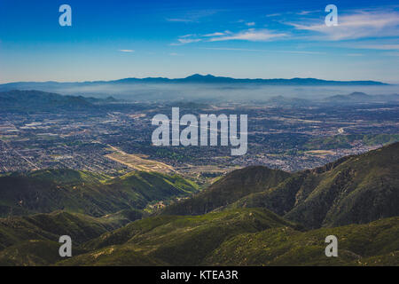 Atemberaubende Aussicht auf das Tal von San Bernardino San Bernardino Berge mit Santa Ana Berge in der Ferne sichtbar, Rim der Welt Sc Stockfoto