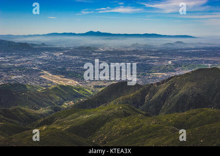 Atemberaubende Aussicht auf das Tal von San Bernardino San Bernardino Berge mit Santa Ana Berge in der Ferne sichtbar, Rim der Welt Sc Stockfoto