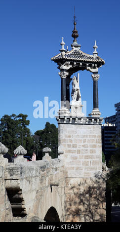 Pont del Real Überquerung der Jardines del Turia. Turia Gärten in Valencia, Spanien Stockfoto