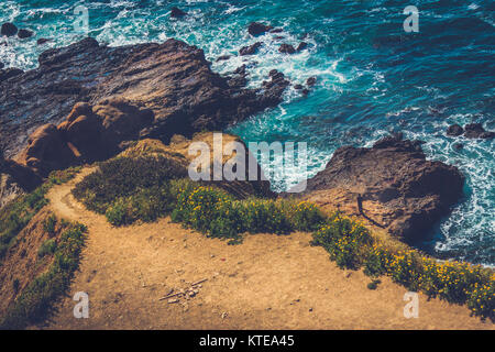 Wanderweg nach unten Kaskadieren des tückischen Klippen von flachen Felsen, Palos Verdes Estates, Kalifornien Stockfoto