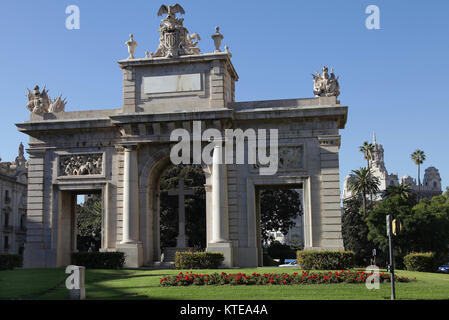 Puerta de la Mar (Tor zum Meer) ist an der Plaza (Placa) Porta de la Mar in der Ensanche (L'Eixample Viertel von Valencia, Spanien) Stockfoto