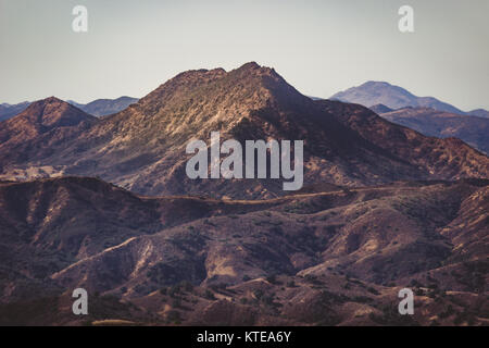 Aussichtspunkt von Calabasas mit der Santa Monica Mountains im Hintergrund an einem sonnigen Tag mit blauen Himmel und Wolken, Calabasas Peak State Park, Cal Stockfoto