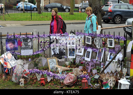 London, UK, 23/12/2017 Tribute außerhalb des Highgate Haus von George Michael als der erste Jahrestag seines Todes Ansätze. Stockfoto