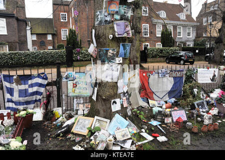 London, UK, 23/12/2017 Tribute außerhalb des Highgate Haus von George Michael als der erste Jahrestag seines Todes Ansätze. Stockfoto