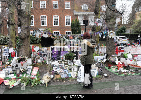 London, UK, 23/12/2017 Tribute außerhalb des Highgate Haus von George Michael als der erste Jahrestag seines Todes Ansätze. Stockfoto