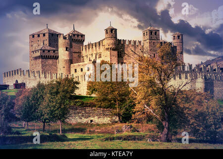 Beeindruckende Fenis Castle, Panoramaaussicht, Valle d'Aosta, Italien. Stockfoto