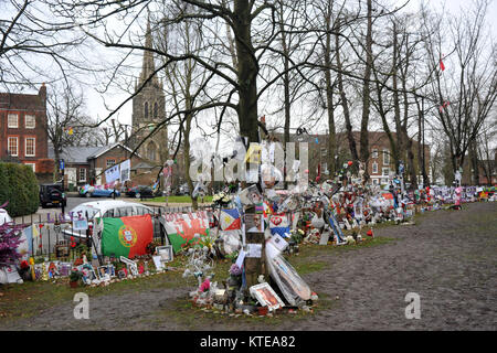 London, UK, 23/12/2017 Tribute außerhalb des Highgate Haus von George Michael als der erste Jahrestag seines Todes Ansätze. Stockfoto