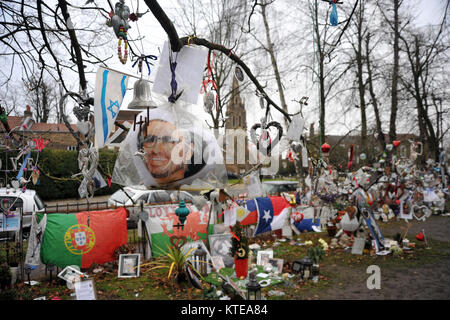 London, UK, 23/12/2017 Tribute außerhalb des Highgate Haus von George Michael als der erste Jahrestag seines Todes Ansätze. Stockfoto