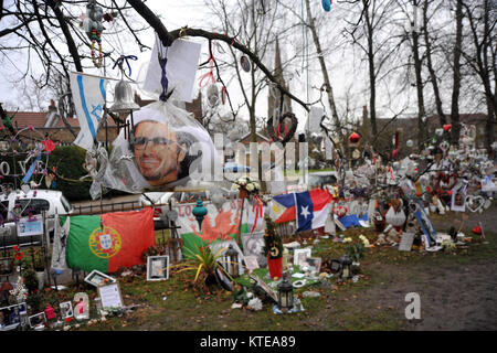 London, UK, 23/12/2017 Tribute außerhalb des Highgate Haus von George Michael als der erste Jahrestag seines Todes Ansätze. Stockfoto