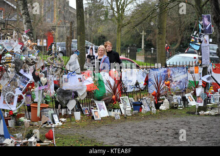 London, UK, 23/12/2017 Tribute außerhalb des Highgate Haus von George Michael als der erste Jahrestag seines Todes Ansätze. Stockfoto