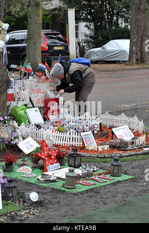 London, UK, 23/12/2017 Tribute außerhalb des Highgate Haus von George Michael als der erste Jahrestag seines Todes Ansätze. Stockfoto