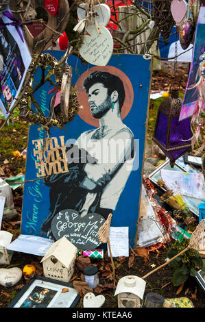 London, UK, 23/12/2017 Tribute außerhalb des Highgate Haus von George Michael als der erste Jahrestag seines Todes Ansätze. Stockfoto