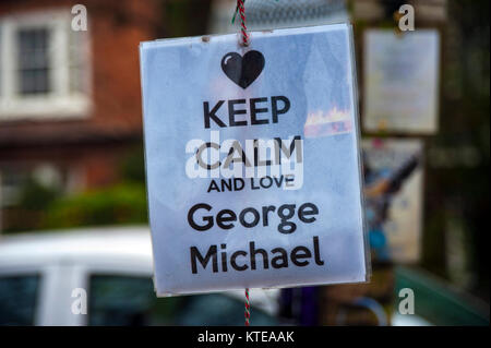 London, UK, 23/12/2017 Tribute außerhalb des Highgate Haus von George Michael als der erste Jahrestag seines Todes Ansätze. Stockfoto