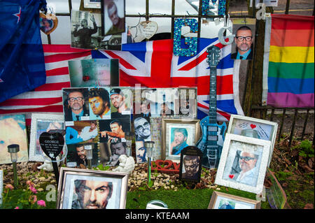 London, UK, 23/12/2017 Tribute außerhalb des Highgate Haus von George Michael als der erste Jahrestag seines Todes Ansätze. Stockfoto