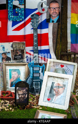 London, UK, 23/12/2017 Tribute außerhalb des Highgate Haus von George Michael als der erste Jahrestag seines Todes Ansätze. Stockfoto