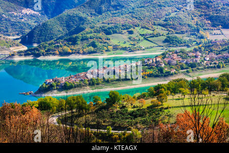 Beeindruckende Colle di Tora Dorf, Panoramaaussicht, Turno See, Latium, Italien. Stockfoto