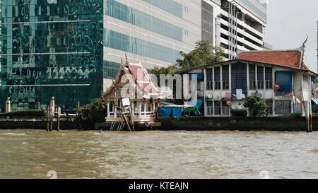 Buddhistische Heiligtum Vor der Katze Gebäude Chao Phraya River mit einer romantischen Atmosphäre Bangkok Thailand Stockfoto