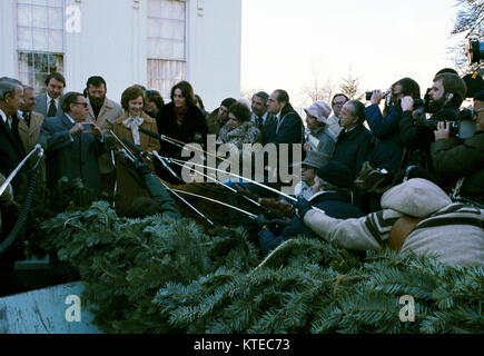 First Lady Rosalyn Carter erhält das Weiße Haus Weihnachtsbaum im Dezember 1977 Stockfoto