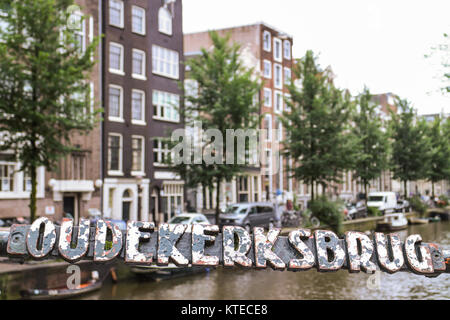 Blick von der Alten Kirche Oudekerksbrug (Brücke) zu Oudezijds Voorburgwal, Amsterdam, Niederlande Stockfoto