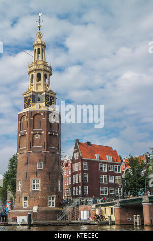 Montelbaanstoren, Turm am Ufer des Canal Oudeschans in Amsterdam, Niederlande Stockfoto