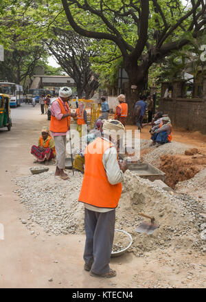 Bauarbeiter am Straßenrand, Bangalore, Karnataka, Indien. Stockfoto