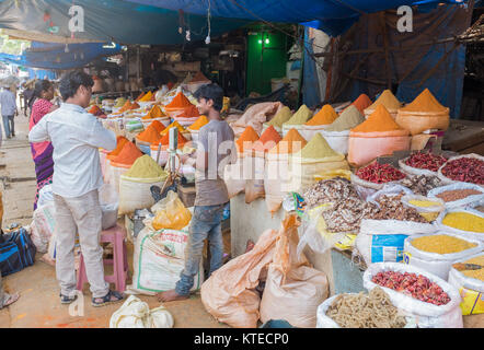 Mann verkaufen Gewürze im Spice Market in Bangalore Bangalore, Karnataka, Indien, Asien. Stockfoto
