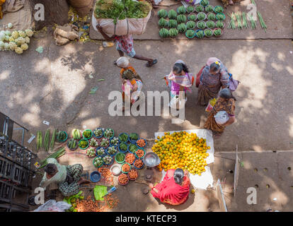 Street Hersteller Verkauf von Obst und Gemüse bei Besetzt der Market Street an Sri Krishna Rajendra Markt in Bangalore, Bangalore, Karnataka, Indien, Asien. Stockfoto