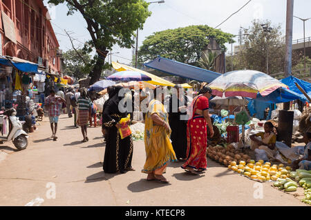 Frauen Shopping in einem lokalen Markt an Sri Krishna Rajendra Markt in Bangalore, Bangalore, Karnataka, Indien, Asien. Stockfoto