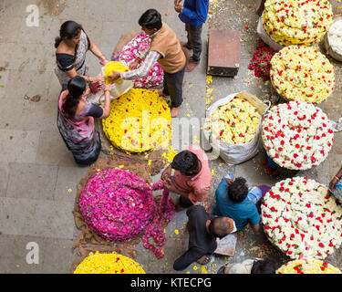 Markt Verkäufer, Blumen und Kränze an Sri Krishna Rajendra Markt in Bangalore, Bangalore, Karnataka, Indien, Asien. Stockfoto