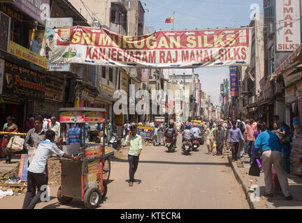 Masse von Menschen und Fahrzeugen, auf der Straße, Banner aufhängen auf Straße in Bangalore Bangalore, Karnataka, Indien, Asien. Stockfoto