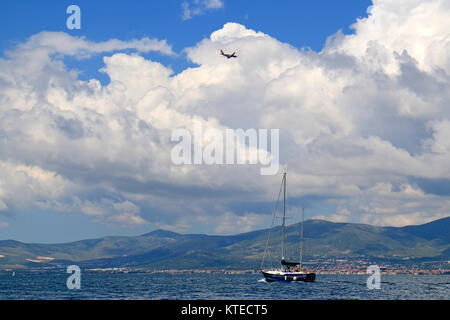 Kastela Bucht, Kroatien - Juni, 04, 2016: Verkehr über die Kastela Bucht, Segelboot auf das Meer, Flugzeug auf dem Himmel Stockfoto