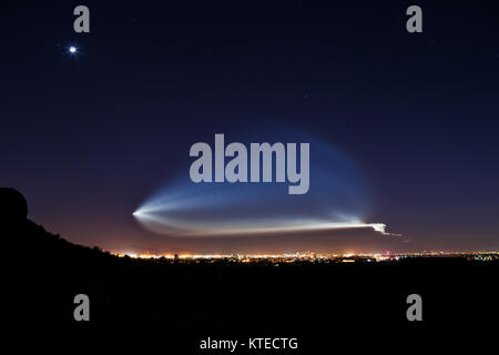 SpaceX Falcon 9 Raketenstart von der Vandenberg Air Force Base aus, mit Blick auf die Innenstadt von Phoenix, Arizona Stockfoto