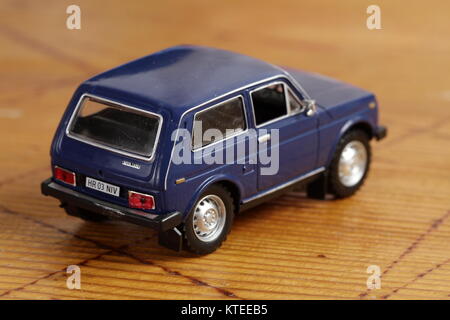 Lada Niva VAZ 21214 Modell 1:43 Stockfoto