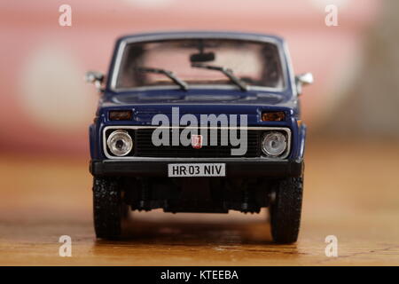 Lada Niva VAZ 21214 Modell 1:43 Stockfoto