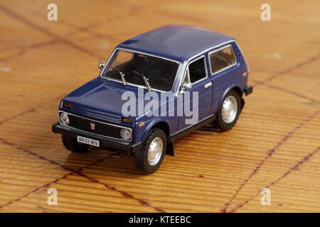 Lada Niva VAZ 21214 Modell 1:43 Stockfoto