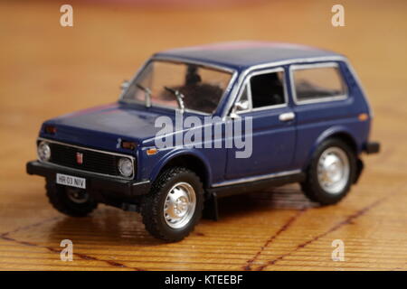 Lada Niva VAZ 21214 Modell 1:43 Stockfoto