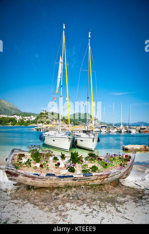 Yachten in Valtos Beach in der Nähe von Parga Stadt Syvota Bereich in Griechenland. Stockfoto