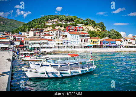 Schöne Panoramaaussicht Hafen von Parga und Häuser Farben, Griechenland. Stockfoto
