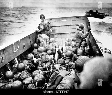 Normandie Invasion, Juni 1944 - Truppen crouch innerhalb einer lcvp Landing Craft, kurz vor der Landung auf Omaha Beach am D-Day, 6. Juni 1944. Stockfoto