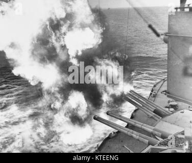 Vorwärts 14/45 Kanonen von USS Nevada (BB-36) Feuer auf Positionen an Land, während die Landungen auf Utah Beach, 6. Juni 1944. D-Day Stockfoto