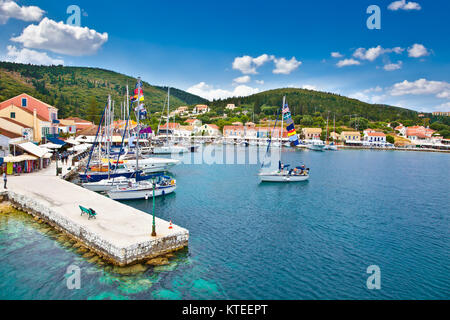 Hafen von Fiskardo Dorf auf der Ionischen Insel Kefalonia, Griechenland. Stockfoto