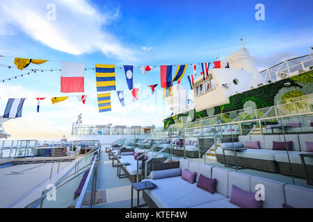 Main Pool deck mit Strand sitzen der Traum Kreuzfahrten weg von Hong Kong Segeln am 21.November 2017 im Hafen von Manila, Philippinen Stockfoto