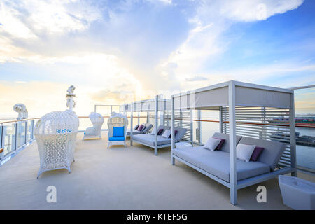 Main Pool deck mit Strand sitzen der Traum Kreuzfahrten weg von Hong Kong Segeln am 21.November 2017 im Hafen von Manila, Philippinen Stockfoto