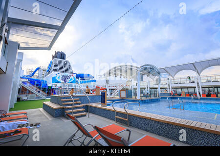 Main Pool deck mit Strand sitzen der Traum Kreuzfahrten weg von Hong Kong Segeln am 21.November 2017 im Hafen von Manila, Philippinen Stockfoto